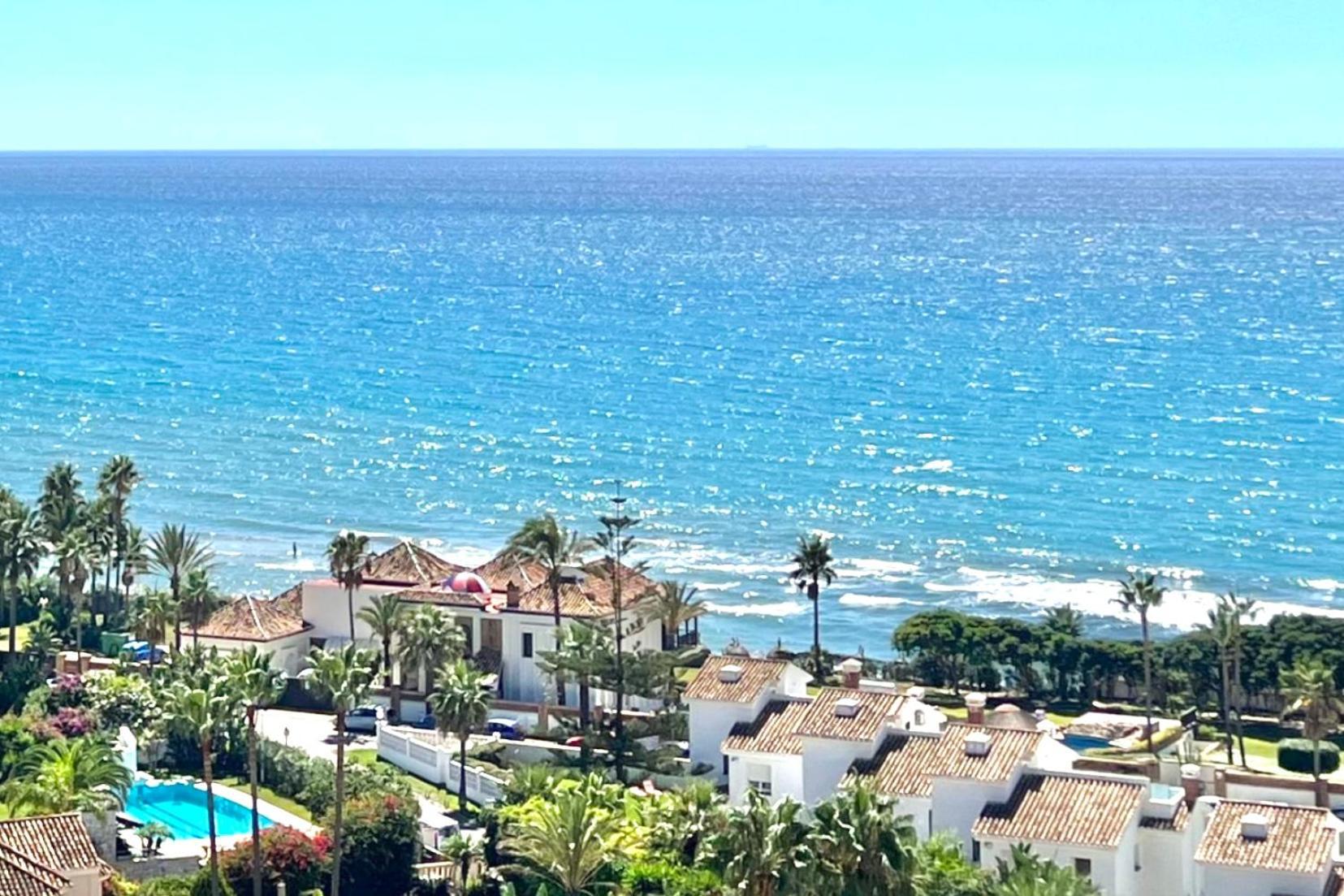 Beachfront- Junto A La Playa Y Con Impresionantes Vistas Al Mar Marbella