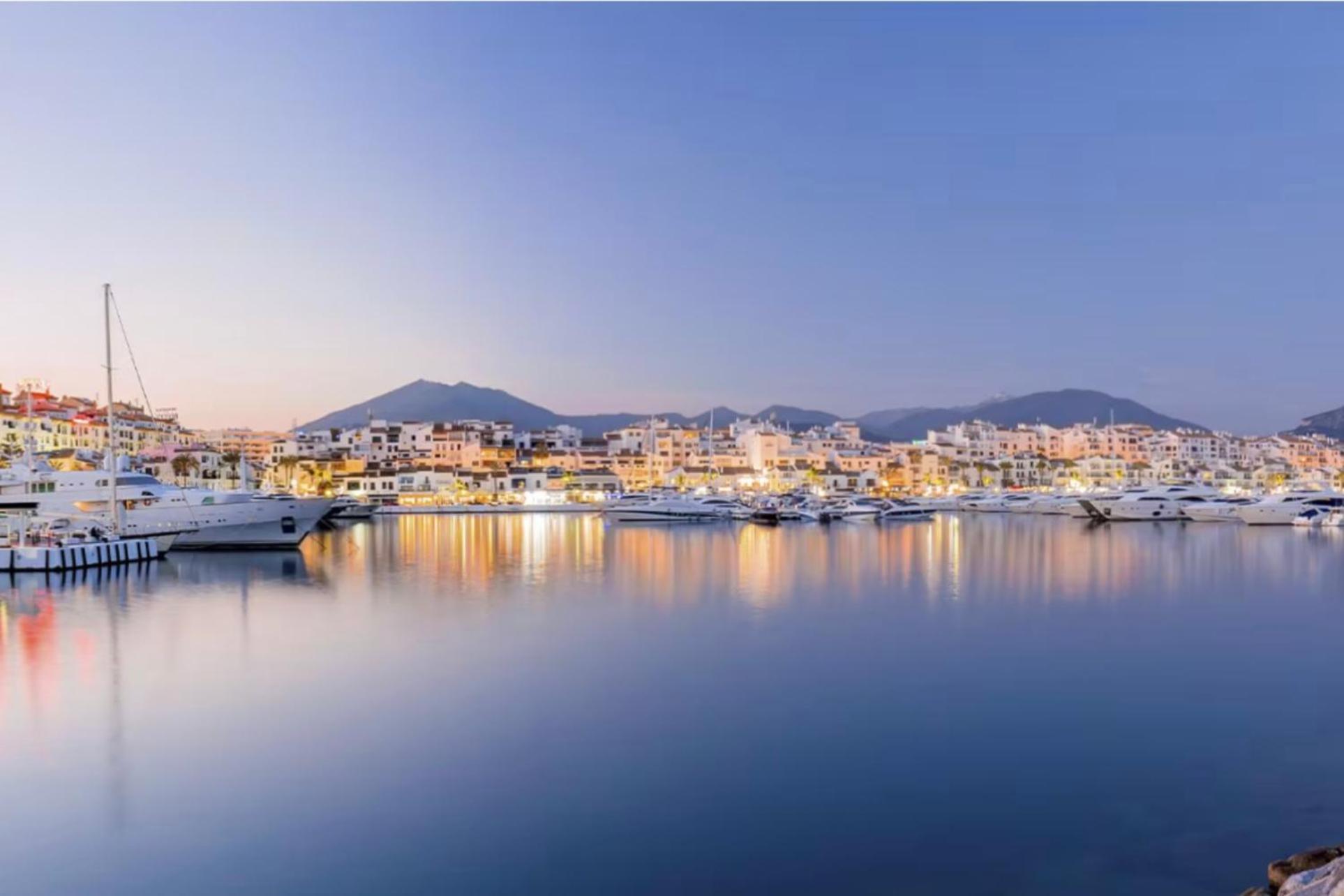 Beachfront- Junto A La Playa Y Con Impresionantes Vistas Al Mar Marbella