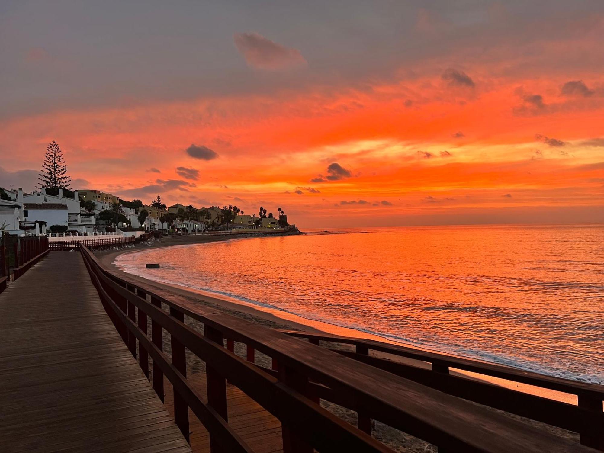 Beachfront- Junto A La Playa Y Con Impresionantes Vistas Al Mar * Marbella